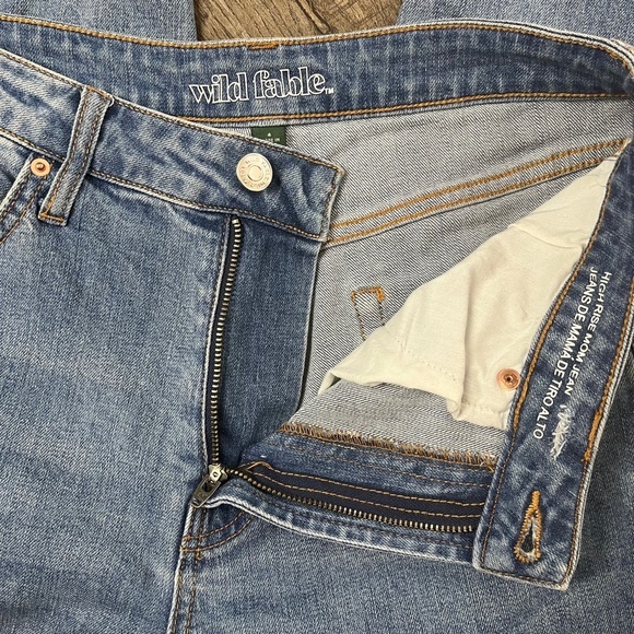 Wild Fable Distressed High Rise Mom Jeans Pants Denim ((size 4)) - Picture 6 of 9